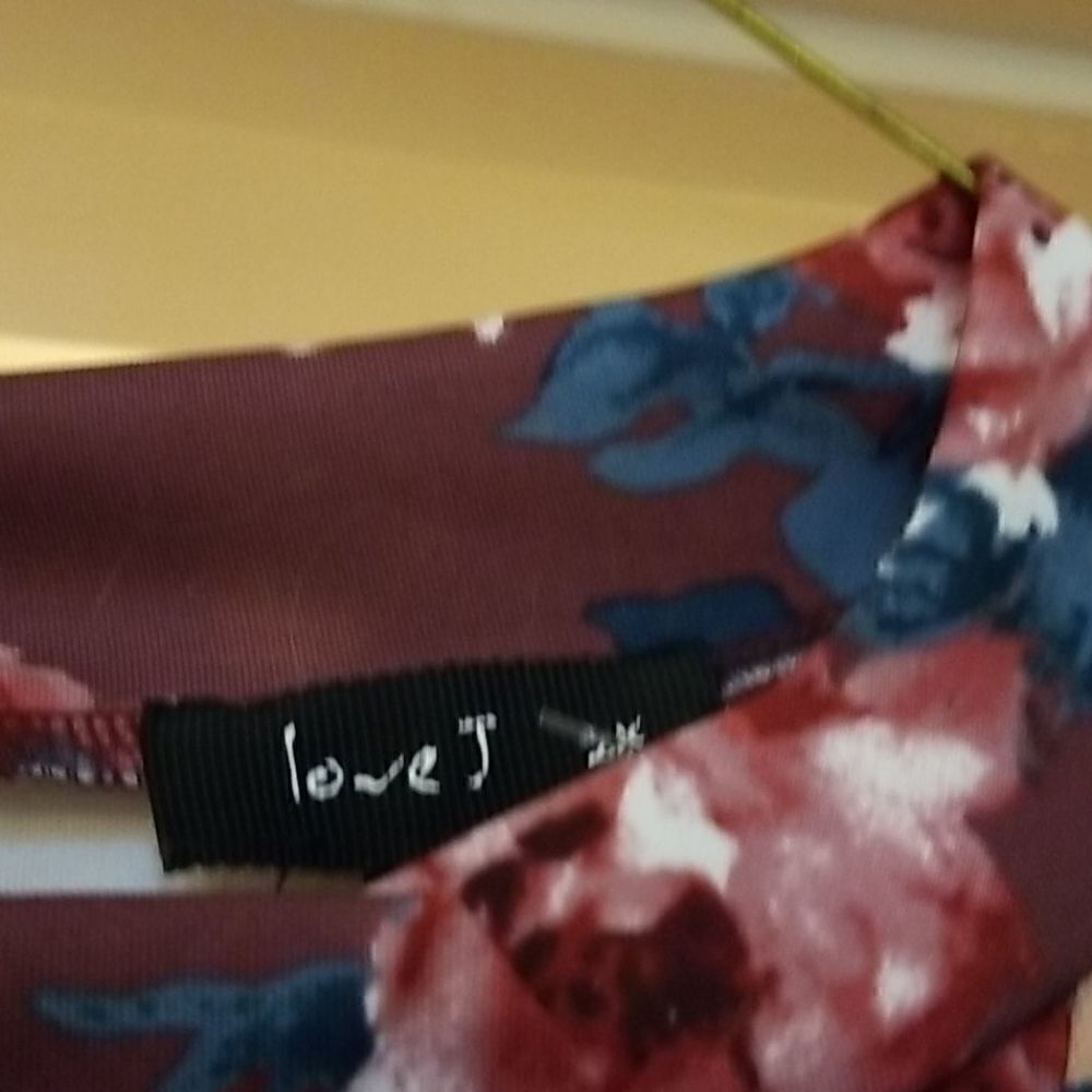 🤩🤩🤩HOST PICK 2025!🤑 🥂🥂🥂🏆🏆🏆WINE COLORED SMOCK LACE UP FLORAL PRINT TOP! - Picture 5 of 8